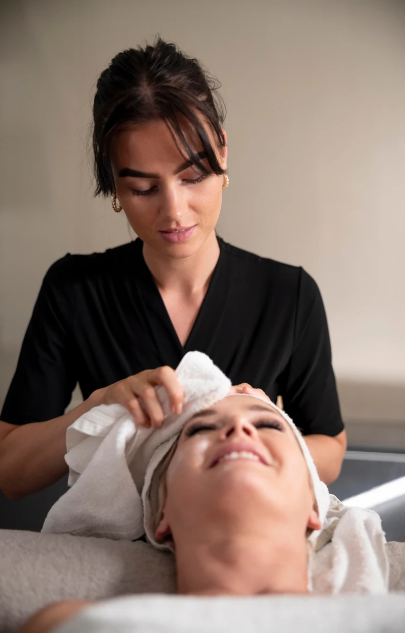 mulher_jovem_fazendo_tratamento_facial_em_seu_cliente